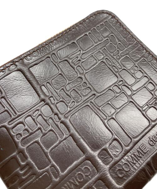 COMME des GARCONS（コムデギャルソン）COMME des GARCONS (コムデギャルソン) エンボルロゴコインケース　ミニ財布 ブラウン サイズ:実寸参照の古着・服飾アイテム