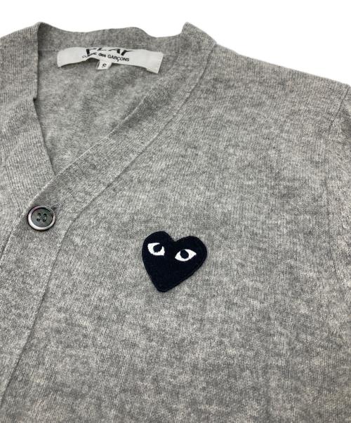 PLAY COMME des GARCONS（プレイコムデギャルソン）PLAY COMME des GARCONS (プレイコムデギャルソン) ニットカーディガン　ウールカーディガン　日本製 グレー サイズ:Sの古着・服飾アイテム