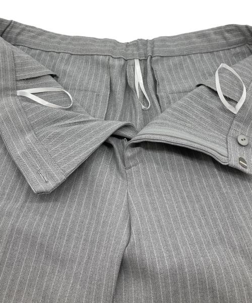 自由区（ジユウク）自由区 (ジユウク) ウォッシャブルタックパンツ　オフィスカジュアル　セレモニー　入園　卒園　入学　卒業 グレー サイズ:48 未使用品の古着・服飾アイテム