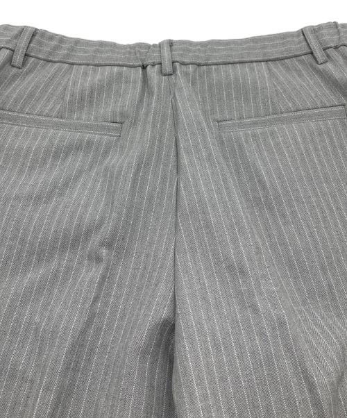 自由区（ジユウク）自由区 (ジユウク) ウォッシャブルタックパンツ　オフィスカジュアル　セレモニー　入園　卒園　入学　卒業 グレー サイズ:48 未使用品の古着・服飾アイテム