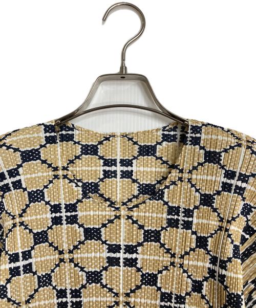 PLEATS PLEASE（プリーツプリーズ）PLEATS PLEASE (プリーツプリーズ) クローバー転写プリーツ半袖ブラウス　プリーツプリーツ　日本 ベージュ サイズ:3の古着・服飾アイテム