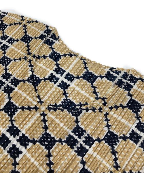 PLEATS PLEASE（プリーツプリーズ）PLEATS PLEASE (プリーツプリーズ) クローバー転写プリーツ半袖ブラウス　プリーツプリーツ　日本 ベージュ サイズ:3の古着・服飾アイテム