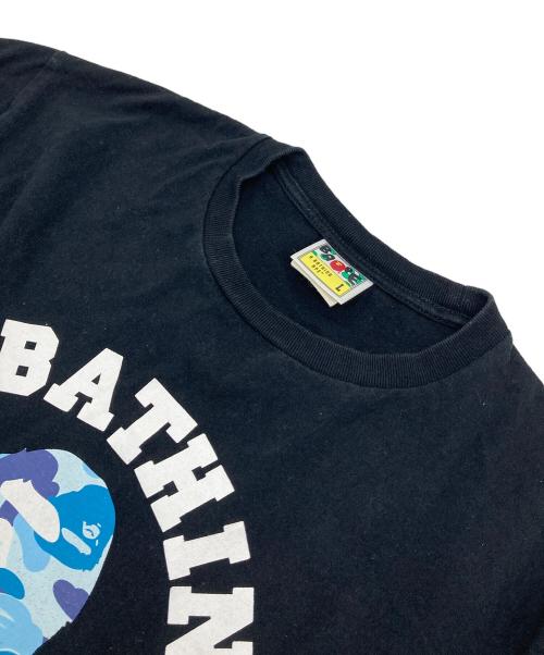 A BATHING APE（アベイシングエイプ）A BATHING APE (アベイシングエイプ) CAMO COLLEGE Tee グラフィックTシャツ ブラック サイズ:Lの古着・服飾アイテム