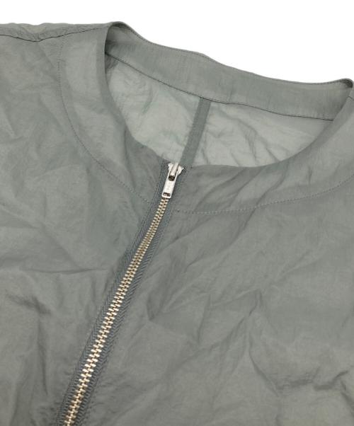 Spick and Span（スピック＆スパン）Spick and Span (スピック＆スパン) シアーフロントZIPブルゾン　ノーカラージャケット　ナイロンジャケット グレー サイズ:FREEの古着・服飾アイテム