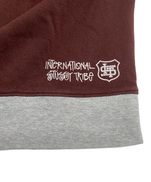 stussy（ステューシー）stussy (ステューシー) プリントスウェット　ブラウン　カレッジプリント　ツートン ブラウン サイズ:MEDIUMの古着・服飾アイテム
