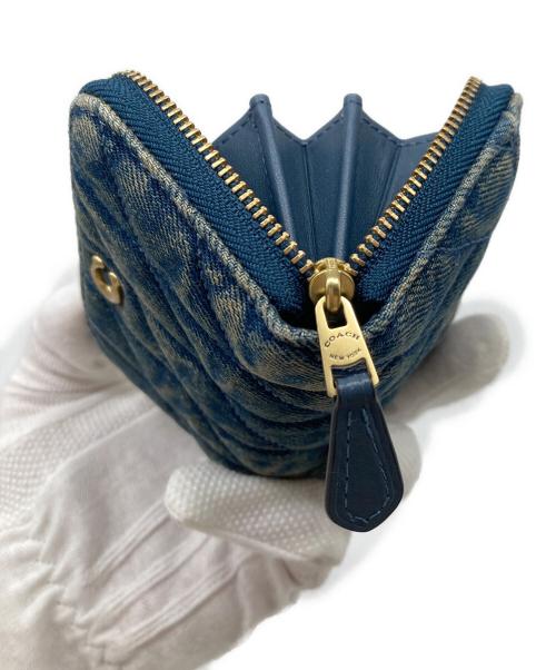 COACH（コーチ）COACH (コーチ) エッセンシャル スモール ジップ アラウンド カード ケース・ラブド デニム・キルティング インディゴ サイズ:実寸参照の古着・服飾アイテム