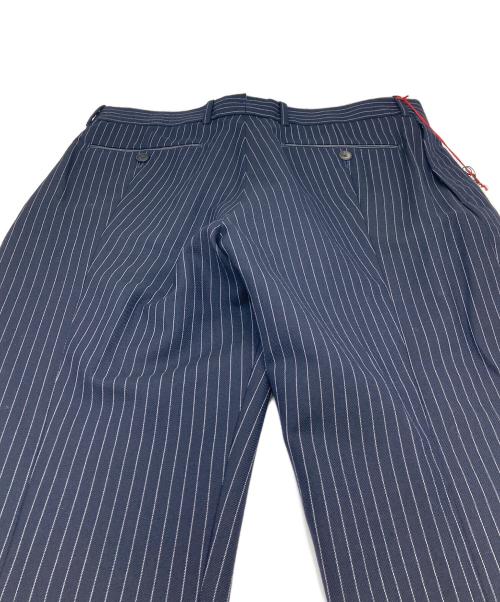 ALEXANDER McQUEEN（アレキサンダーマックイーン）ALEXANDER McQUEEN (アレキサンダーマックイーン) ウールストライプスラックス ネイビー サイズ:50の古着・服飾アイテム
