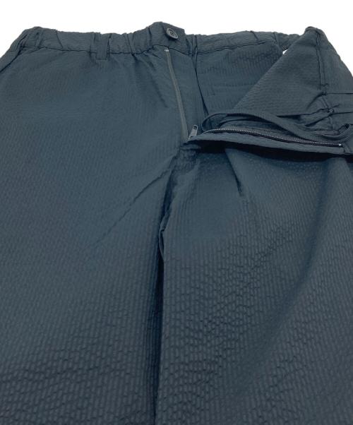 WHITE MOUNTAINEERING（ホワイトマウンテ二アニング）WHITE MOUNTAINEERING (ホワイトマウンテ二アニング) SEERSUCKER WIDE TAPERED PANTS 2023SS 日本 ブラック サイズ:1 未使用品の古着・服飾アイテム