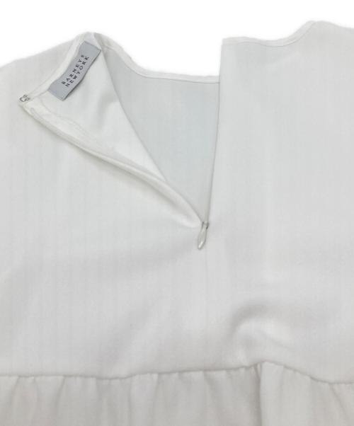 BARNEYS NEWYORK（バーニーズ・ニューヨーク）BARNEYS NEWYORK (バーニーズ・ニューヨーク) ウォッシャブル バックティアードブラウス　日本 ホワイト サイズ:FREEの古着・服飾アイテム