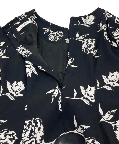 JENNE（ジェンヌ）JENNE (ジェンヌ) Luxe フレアワンピース　花柄 ブラック×ホワイト サイズ:Mの古着・服飾アイテム