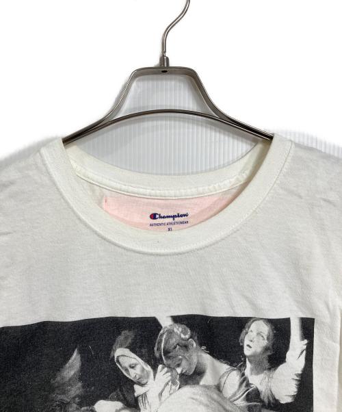Virgil Abloh（ヴァージル・アブロー）Virgil Abloh (ヴァージル・アブロー) Champion (チャンピオン) MCA (エムシーエー) プリントTシャツ　半袖カットソー　Tシャツ　Tee ホワイト サイズ: XLの古着・服飾アイテム