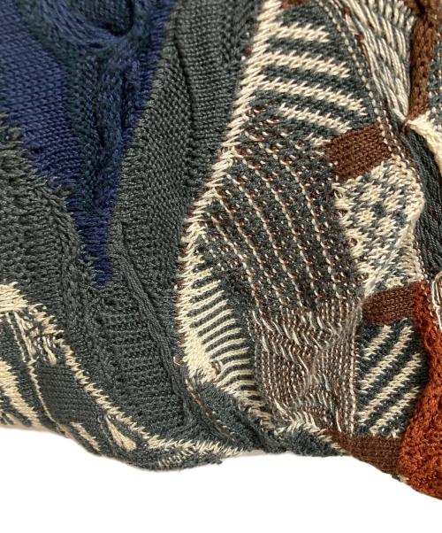 Coogi（クージー）Coogi (クージー) 【古着】3Ｄニット　総柄ニット　オーストラリア製 ベージュ×ネイビー サイズ:Mの古着・服飾アイテム