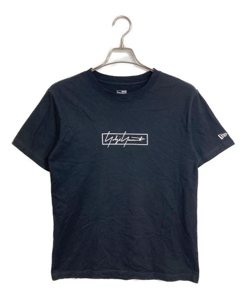 YOHJI YAMAMOTO（ヨウジヤマモト）YOHJI YAMAMOTO (ヨウジヤマモト) New Era (ニューエラ) Tシャツ　半袖　S/Sカットソー　プリントTシャツ ブラック サイズ:Mの古着・服飾アイテム