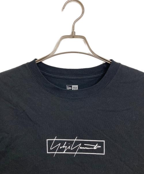 YOHJI YAMAMOTO（ヨウジヤマモト）YOHJI YAMAMOTO (ヨウジヤマモト) New Era (ニューエラ) Tシャツ　半袖　S/Sカットソー　プリントTシャツ ブラック サイズ:Mの古着・服飾アイテム
