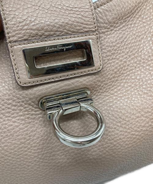 Salvatore Ferragamo（サルヴァトーレ フェラガモ）Salvatore Ferragamo (サルヴァトーレ フェラガモ) ガンチーニショルダーバッグ ベージュ サイズ:実寸参照の古着・服飾アイテム