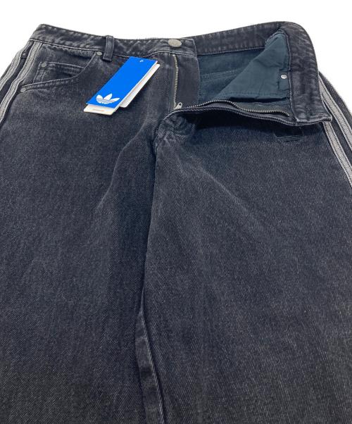 adidas（アディダス）adidas (アディダス) アディカラー デニム スリーストライプス トラックパンツ グレー サイズ:25／30（実寸参照） 未使用品の古着・服飾アイテム