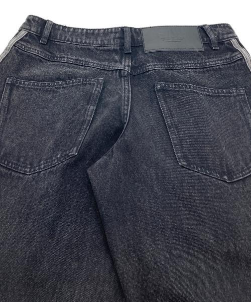 adidas（アディダス）adidas (アディダス) アディカラー デニム スリーストライプス トラックパンツ グレー サイズ:25／30（実寸参照） 未使用品の古着・服飾アイテム