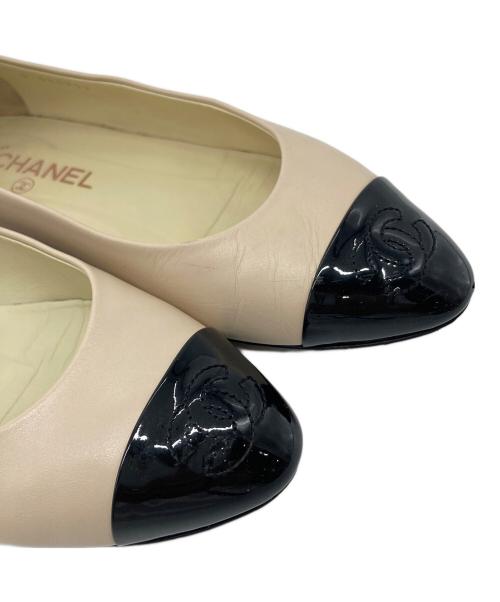 CHANEL（シャネル）CHANEL (シャネル) カメリア付きココマークバイカラーパンプス　イタリア製 ベージュ サイズ:36  1/2の古着・服飾アイテム