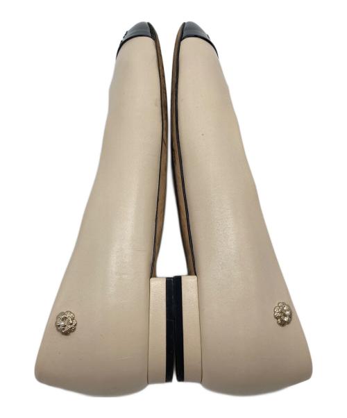 CHANEL（シャネル）CHANEL (シャネル) カメリア付きココマークバイカラーパンプス　イタリア製 ベージュ サイズ:36  1/2の古着・服飾アイテム