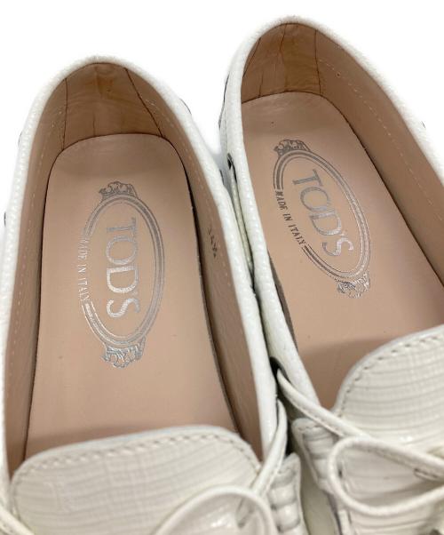TOD'S（トッズ）TOD'S (トッズ) ドライビングローファー ホワイト サイズ:34.5の古着・服飾アイテム