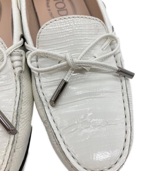 TOD'S（トッズ）TOD'S (トッズ) ドライビングローファー ホワイト サイズ:34.5の古着・服飾アイテム