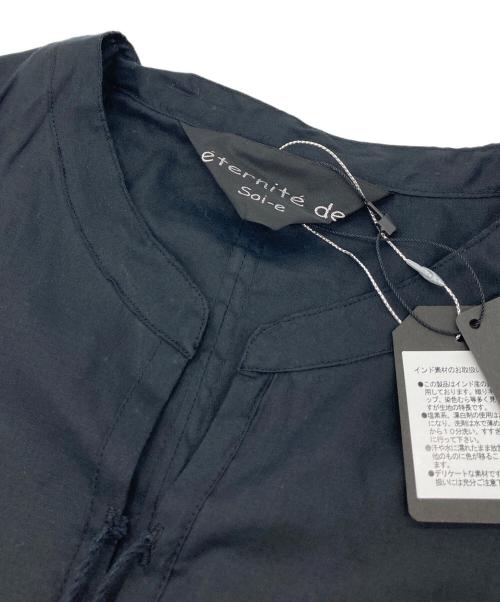 soi-e（ソワ）soi-e (ソワ) インド コットン ルーレックスボイル 手捺染 スキッパーネック 切替 ギャザー スモック シャツ　キナリモール ネイビー サイズ:1 未使用品の古着・服飾アイテム