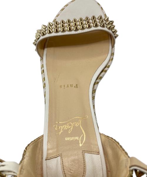Christian Louboutin（クリスチャン・ルブタン）Christian Louboutin (クリスチャン・ルブタン) マドモニカ スパイクサンダル ホワイト サイズ:38の古着・服飾アイテム