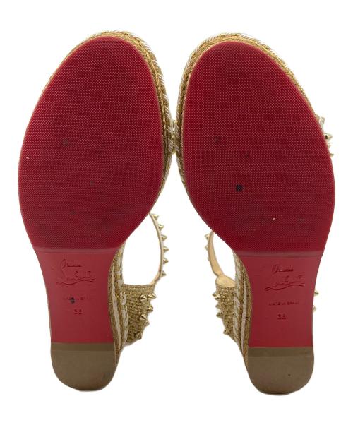Christian Louboutin（クリスチャン・ルブタン）Christian Louboutin (クリスチャン・ルブタン) マドモニカ スパイクサンダル ホワイト サイズ:38の古着・服飾アイテム