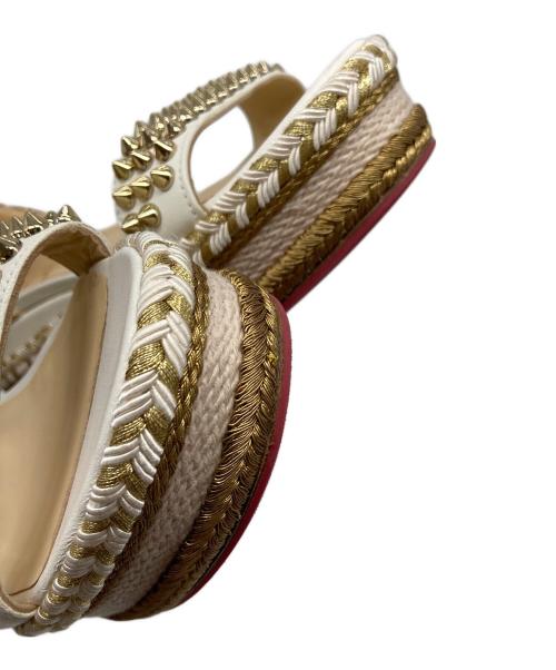 Christian Louboutin（クリスチャン・ルブタン）Christian Louboutin (クリスチャン・ルブタン) マドモニカ スパイクサンダル ホワイト サイズ:38の古着・服飾アイテム