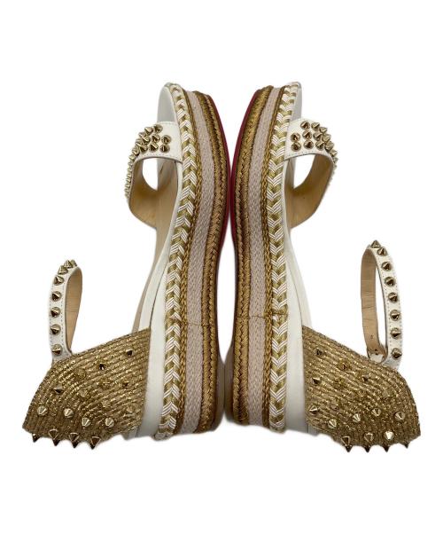 Christian Louboutin（クリスチャン・ルブタン）Christian Louboutin (クリスチャン・ルブタン) マドモニカ スパイクサンダル ホワイト サイズ:38の古着・服飾アイテム
