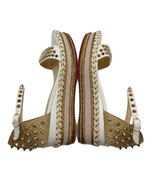 Christian Louboutin（クリスチャン・ルブタン）Christian Louboutin (クリスチャン・ルブタン) マドモニカ スパイクサンダル ホワイト サイズ:38の古着・服飾アイテム