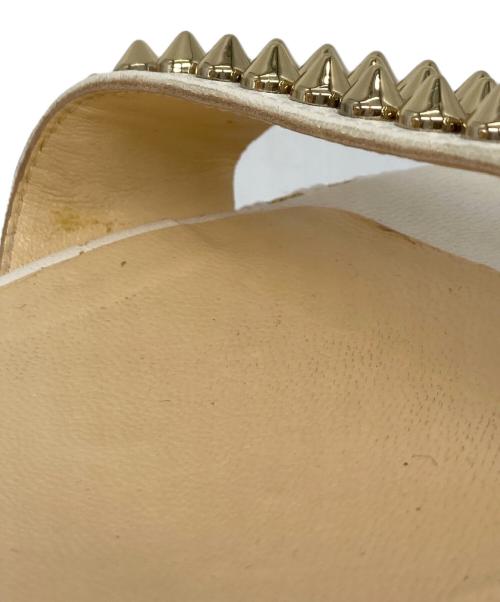 Christian Louboutin（クリスチャン・ルブタン）Christian Louboutin (クリスチャン・ルブタン) マドモニカ スパイクサンダル ホワイト サイズ:38の古着・服飾アイテム