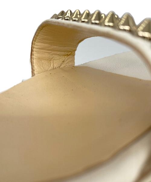 Christian Louboutin（クリスチャン・ルブタン）Christian Louboutin (クリスチャン・ルブタン) マドモニカ スパイクサンダル ホワイト サイズ:38の古着・服飾アイテム