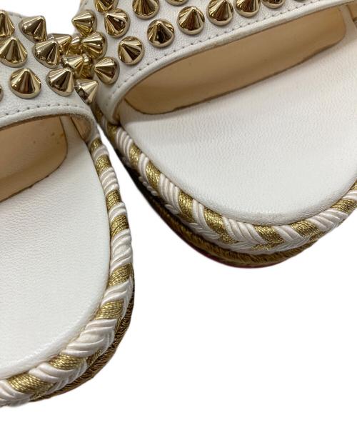 Christian Louboutin（クリスチャン・ルブタン）Christian Louboutin (クリスチャン・ルブタン) マドモニカ スパイクサンダル ホワイト サイズ:38の古着・服飾アイテム