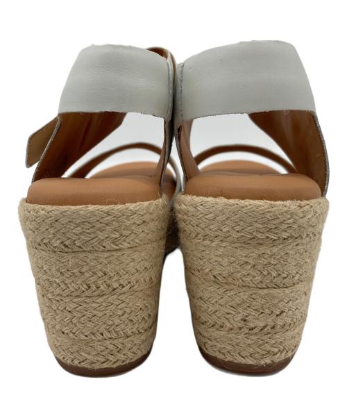CLARKS（クラークス）CLARKS (クラークス) KIMMEIHI STRAP  キンメイヒストラップ  サンダル　 ベージュ×ホワイト サイズ:UK4.5の古着・服飾アイテム