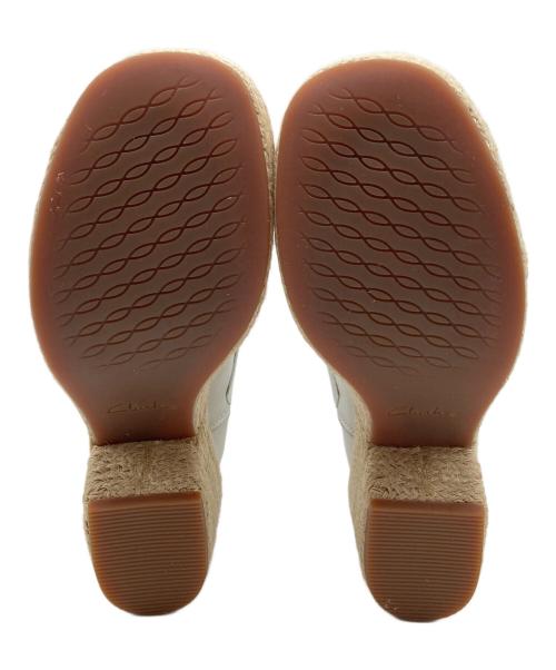 CLARKS（クラークス）CLARKS (クラークス) KIMMEIHI STRAP  キンメイヒストラップ  サンダル　 ベージュ×ホワイト サイズ:UK4.5の古着・服飾アイテム