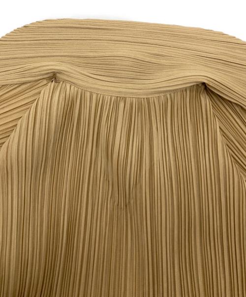 PLEATS PLEASE（プリーツプリーズ）PLEATS PLEASE (プリーツプリーズ) オブロング・カラープリーツカーディガン　デザインカーディガン　デザイントップス　日本製 ベージュ サイズ:4の古着・服飾アイテム