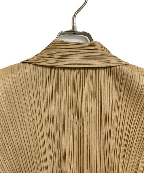 PLEATS PLEASE（プリーツプリーズ）PLEATS PLEASE (プリーツプリーズ) オブロング・カラープリーツカーディガン　デザインカーディガン　デザイントップス　日本製 ベージュ サイズ:4の古着・服飾アイテム