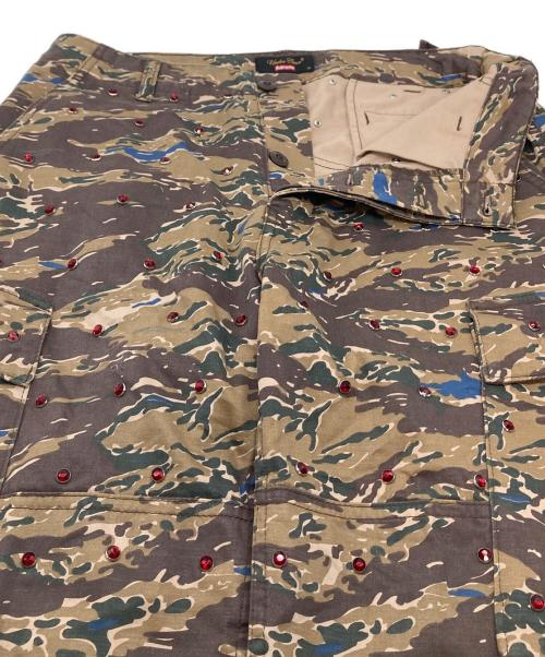 UNDERCOVER（アンダーカバー）UNDERCOVER (アンダーカバー) Supreme (シュプリーム) 23SS Studded  Cargo Pant カモフラ　ビジューパンツ ブラウン サイズ:30の古着・服飾アイテム