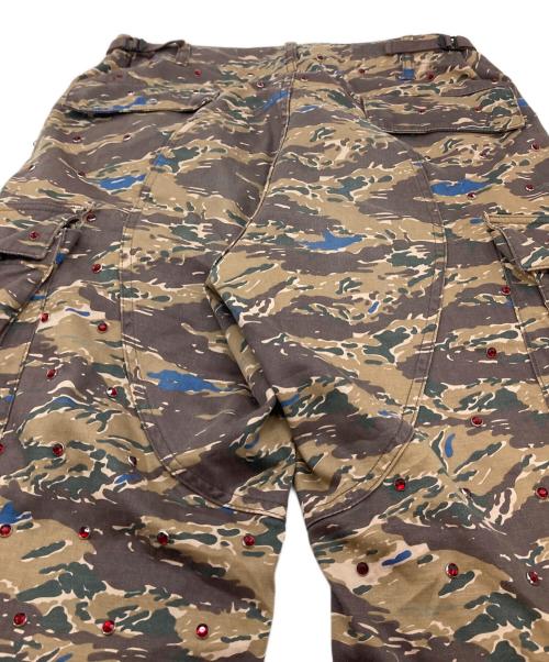 UNDERCOVER（アンダーカバー）UNDERCOVER (アンダーカバー) Supreme (シュプリーム) 23SS Studded  Cargo Pant カモフラ　ビジューパンツ ブラウン サイズ:30の古着・服飾アイテム