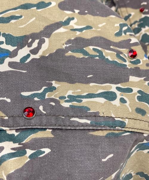 UNDERCOVER（アンダーカバー）UNDERCOVER (アンダーカバー) Supreme (シュプリーム) 23SS Studded  Cargo Pant カモフラ　ビジューパンツ ブラウン サイズ:30の古着・服飾アイテム