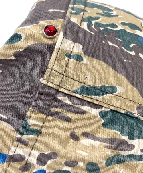 UNDERCOVER（アンダーカバー）UNDERCOVER (アンダーカバー) Supreme (シュプリーム) 23SS Studded  Cargo Pant カモフラ　ビジューパンツ ブラウン サイズ:30の古着・服飾アイテム