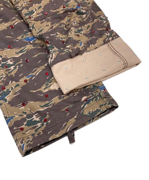 UNDERCOVER（アンダーカバー）UNDERCOVER (アンダーカバー) Supreme (シュプリーム) 23SS Studded  Cargo Pant カモフラ　ビジューパンツ ブラウン サイズ:30の古着・服飾アイテム