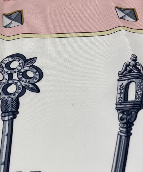 HERMES（エルメス）HERMES (エルメス) カレ90  Les Cles シルクスカーフ ホワイト×ピンク サイズ:実寸参照の古着・服飾アイテム