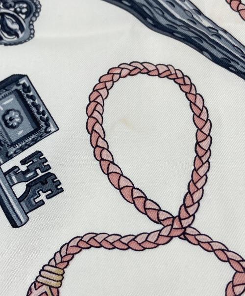 HERMES（エルメス）HERMES (エルメス) カレ90  Les Cles シルクスカーフ ホワイト×ピンク サイズ:実寸参照の古着・服飾アイテム