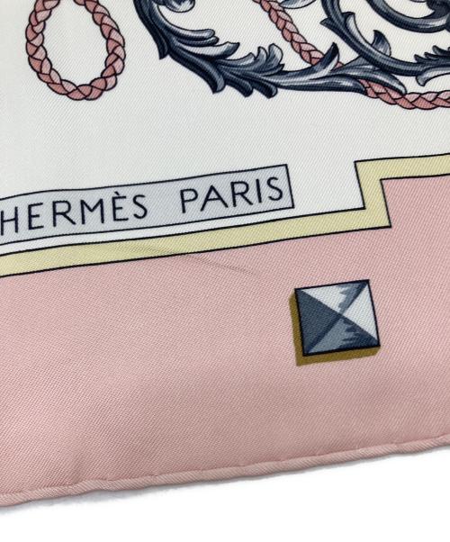 HERMES（エルメス）HERMES (エルメス) カレ90  Les Cles シルクスカーフ ホワイト×ピンク サイズ:実寸参照の古着・服飾アイテム