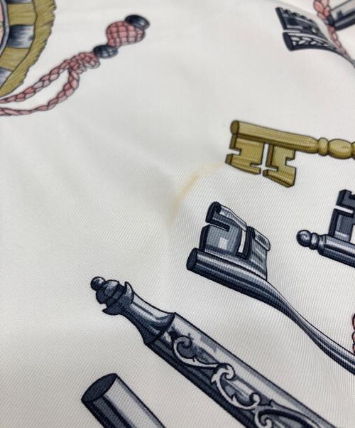 HERMES（エルメス）HERMES (エルメス) カレ90  Les Cles シルクスカーフ ホワイト×ピンク サイズ:実寸参照の古着・服飾アイテム