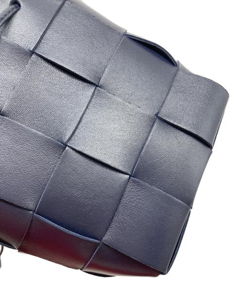BOTTEGA VENETA（ボッテガベネタ）BOTTEGA VENETA (ボッテガベネタ) スモール カセット クロスボディバケットバッグ　ショルダーバッグ ネイビー サイズ:実寸参照の古着・服飾アイテム