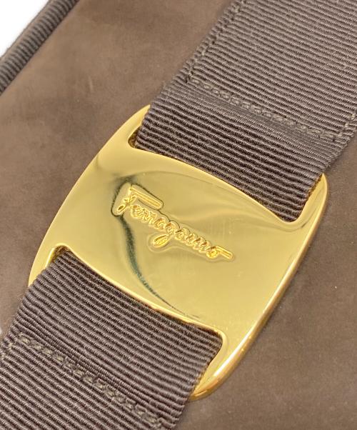 Salvatore Ferragamo（サルヴァトーレ フェラガモ）Salvatore Ferragamo (サルヴァトーレ フェラガモ) ヴァラ スウェードライクショルダーバッグ ブラウンの古着・服飾アイテム