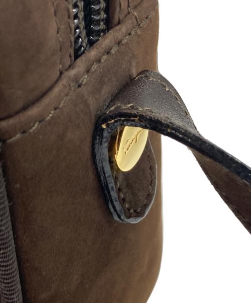 Salvatore Ferragamo（サルヴァトーレ フェラガモ）Salvatore Ferragamo (サルヴァトーレ フェラガモ) ヴァラ スウェードライクショルダーバッグ ブラウンの古着・服飾アイテム